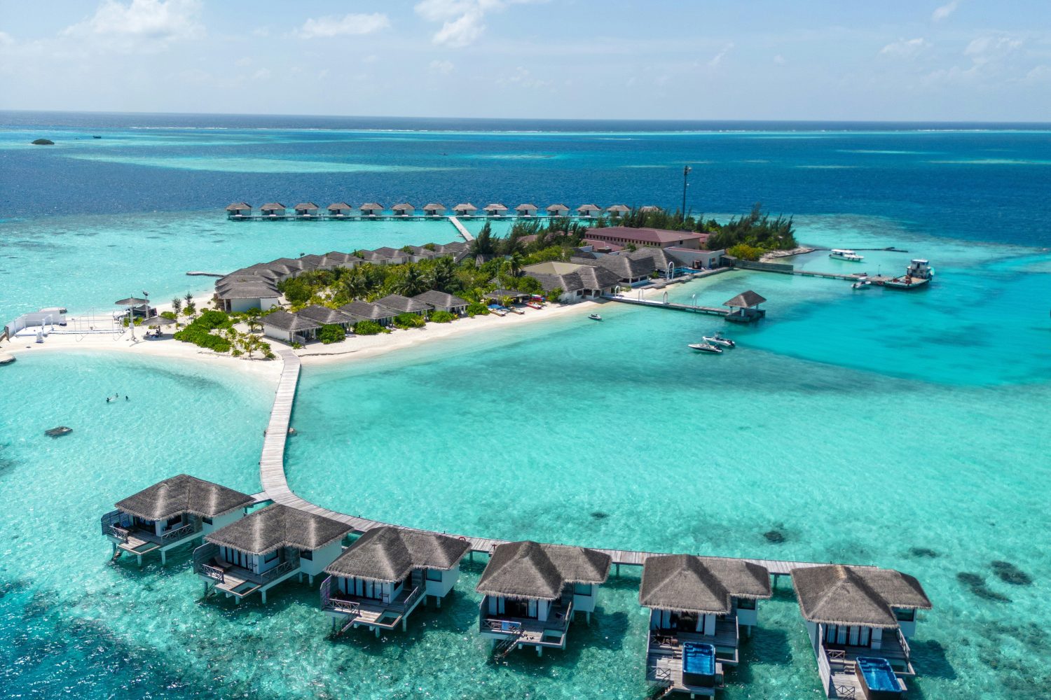Ultimate beachfront all-inclusive hotel guide 2025 – luxury overwater villas in the Maldives with private beach, premium suites, and tropical ocean view